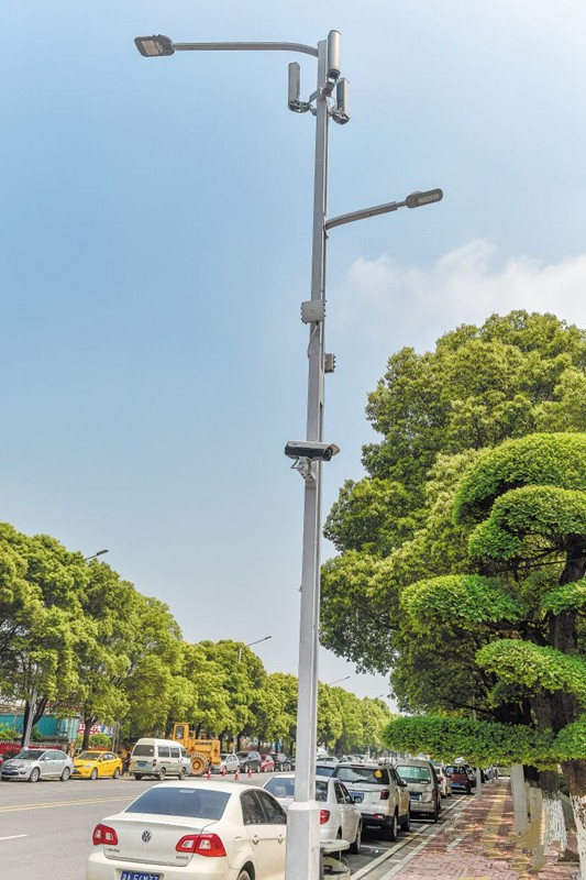 湖南首條“智慧炤明(ming)路”亮相長沙隆平高科技(ji)園(yuan)